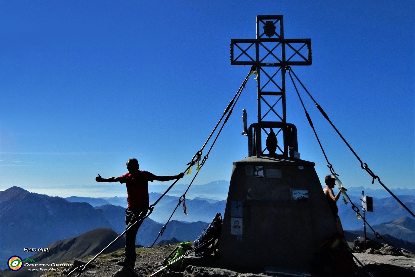 56 Alla croce di vetta del Tre Signori con vista verso le Prealpi e la pianura.JPG -                                